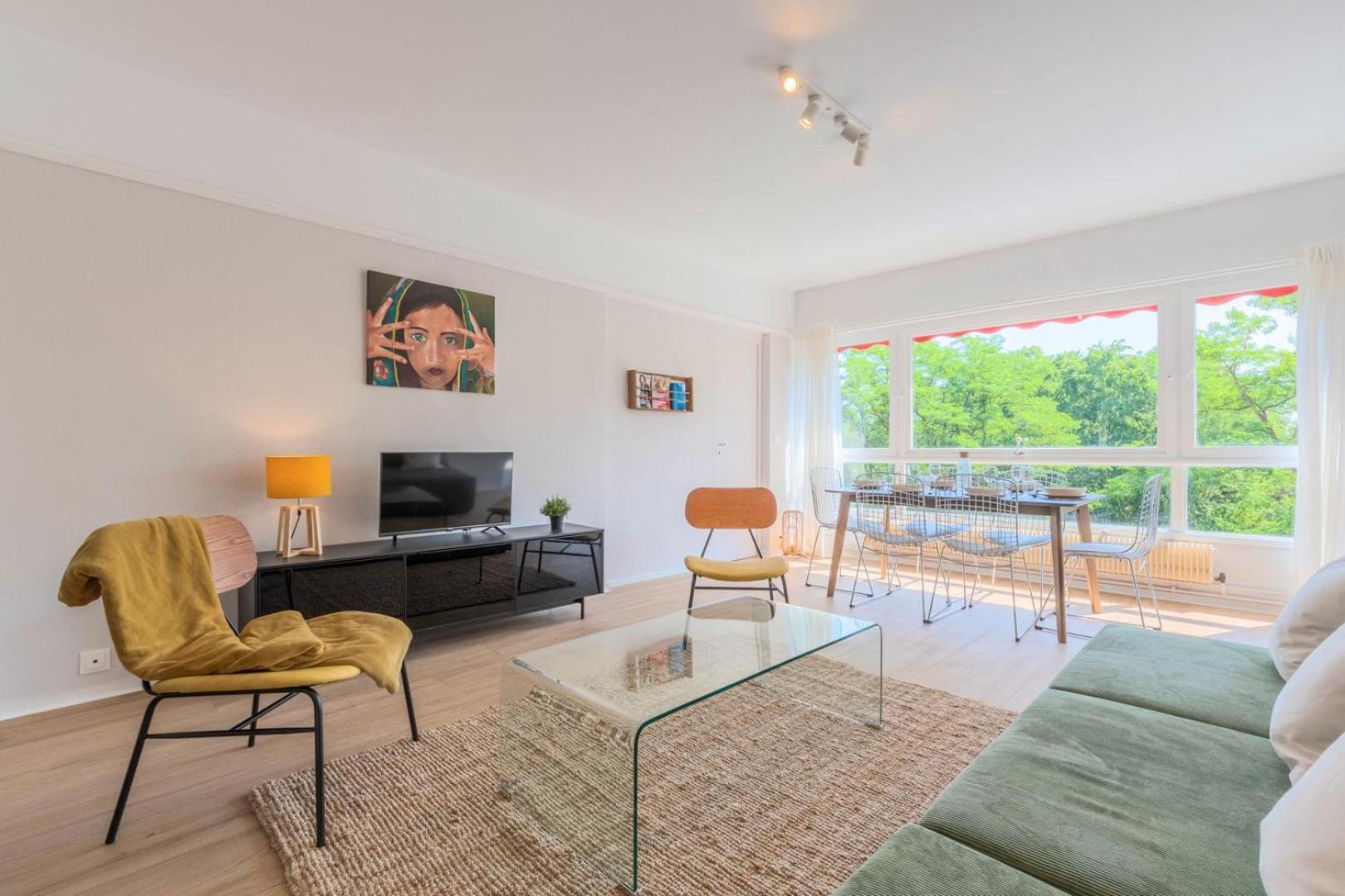 Spacious 3 Bedroom Apartment & Private Parking! Lambersart ภายนอก รูปภาพ